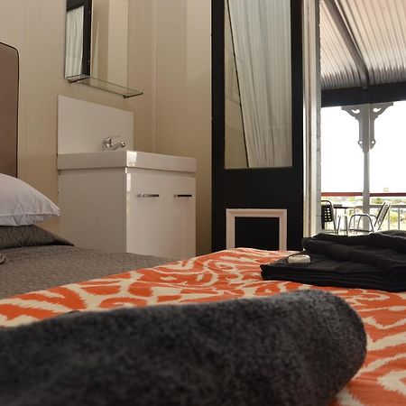 Royal Gatton Hotel Esterno foto