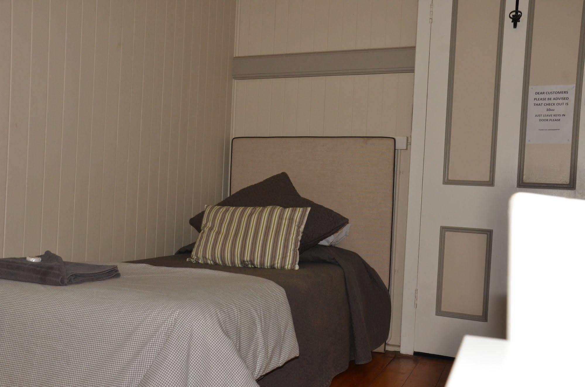 Royal Gatton Hotel Esterno foto