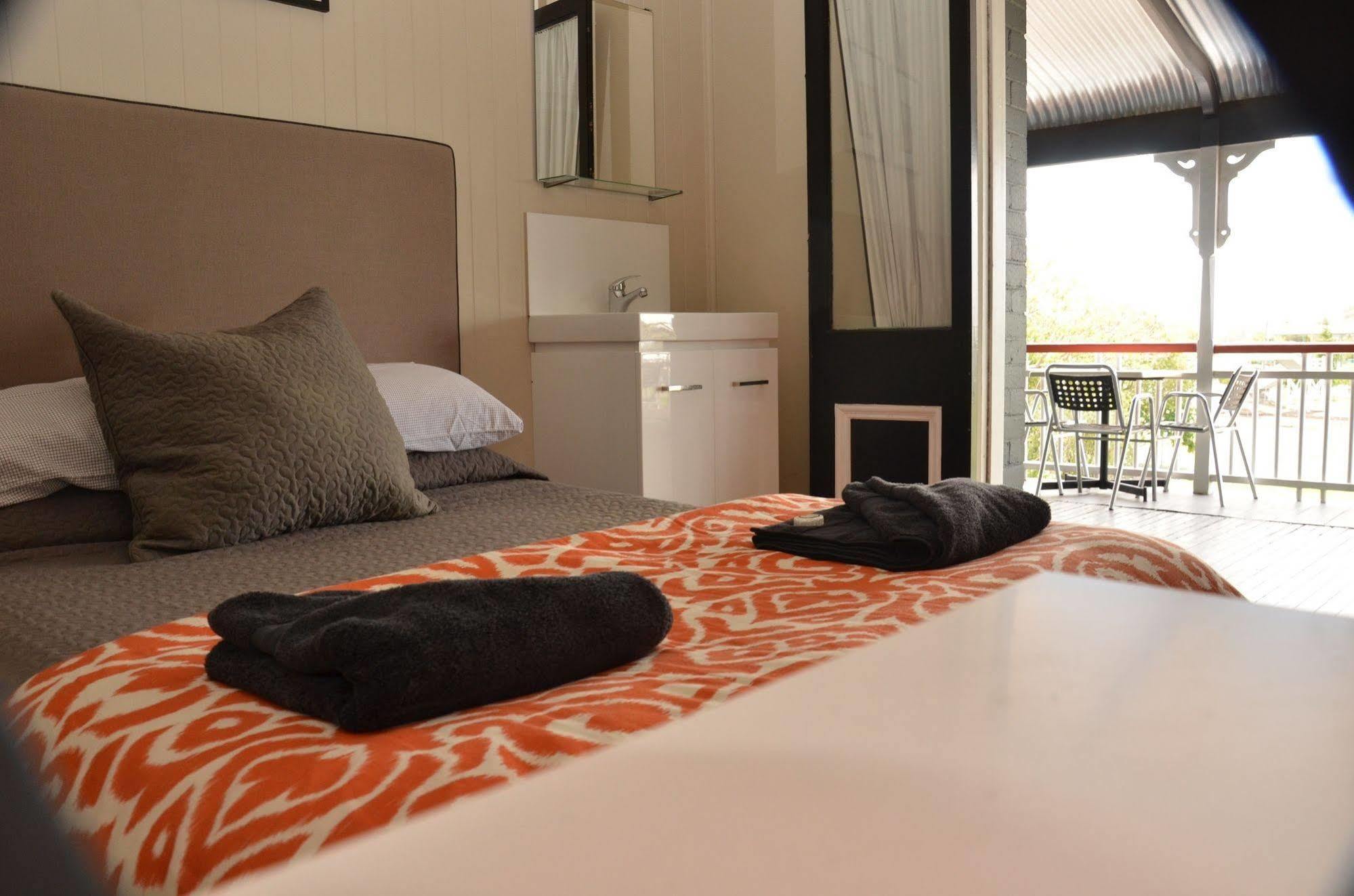 Royal Gatton Hotel Esterno foto