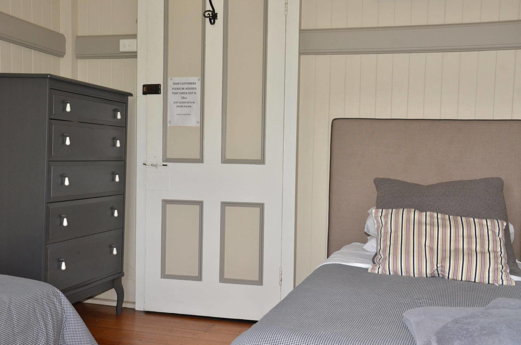 Royal Gatton Hotel Esterno foto